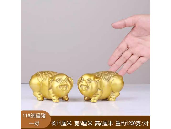 Une paire d'ornements de cochons porte-bonheur en bronze avec les douze signes du zodiaque, artisanat, ornements de bureau pour le salon