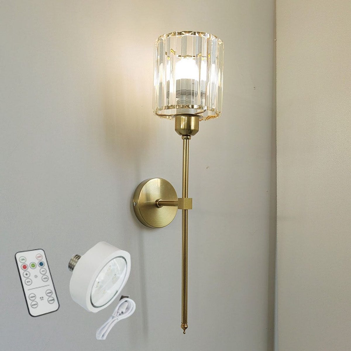Moderne kristallen wandlamp met afstandsbediening en oplaadbare driekleurige LED-verlichting in goud/messing en transparant