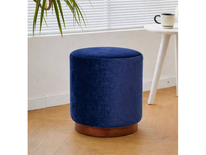 Pouf en velours bleu et base en bois