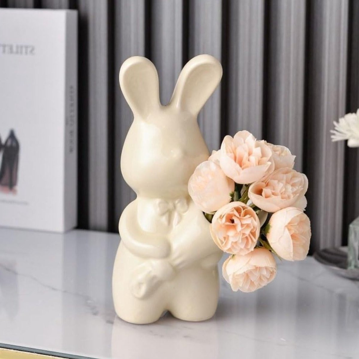 Keramisch konijn met bloemen decoratief beeldje in crèmekleur