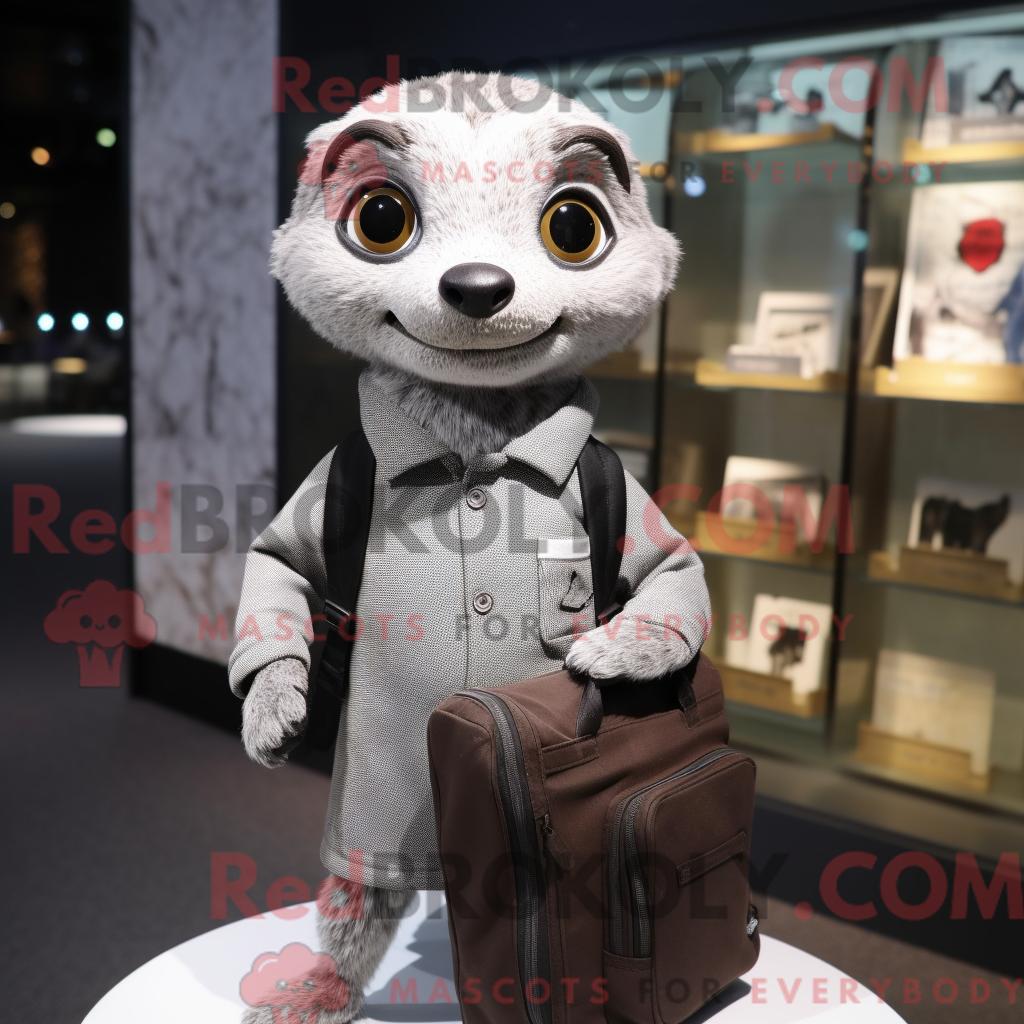 Maskottchencharakter REDBROKOLY eines silbernen Erdmännchens mit Sweatshirt und Aktentasche