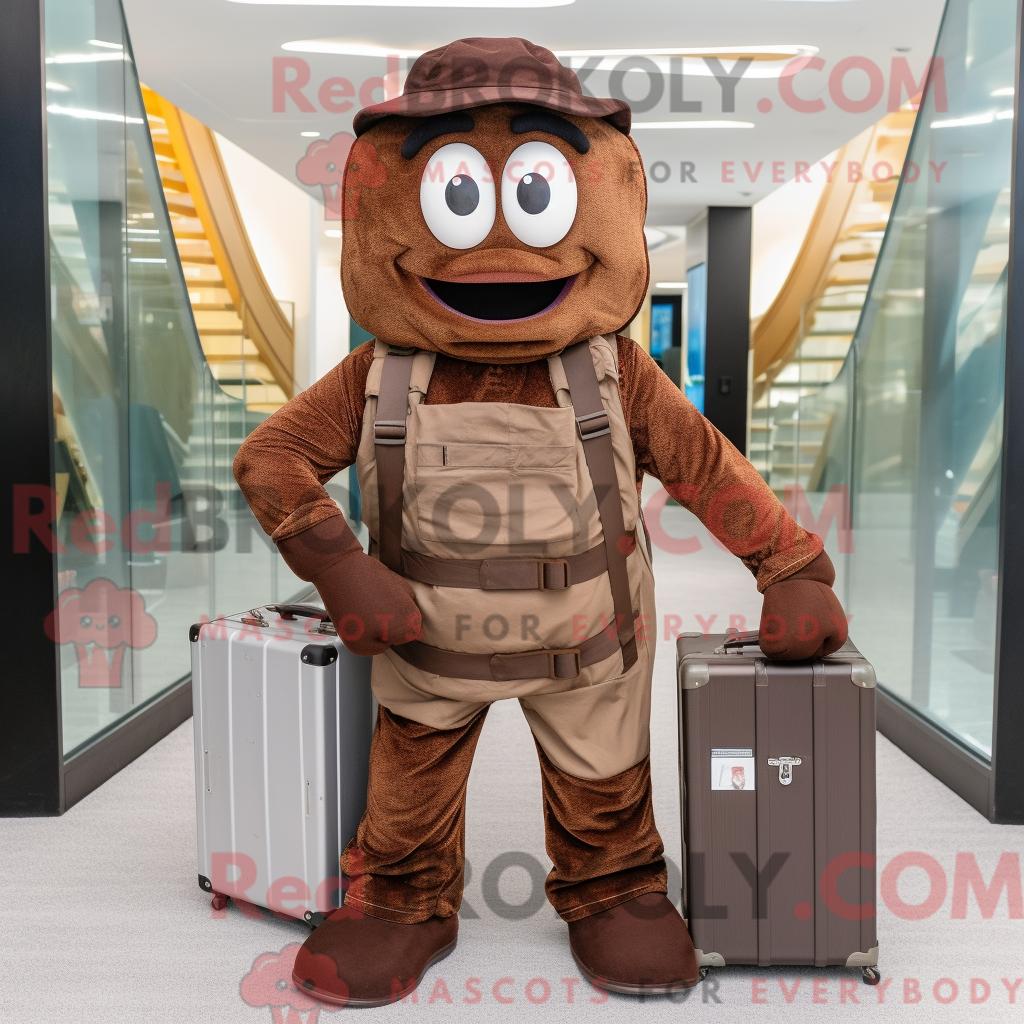 Maskottchen-Charakter REDBROKOLY einer braunen Hochzeitstorte gekleidet in Cargohose und Aktentasche