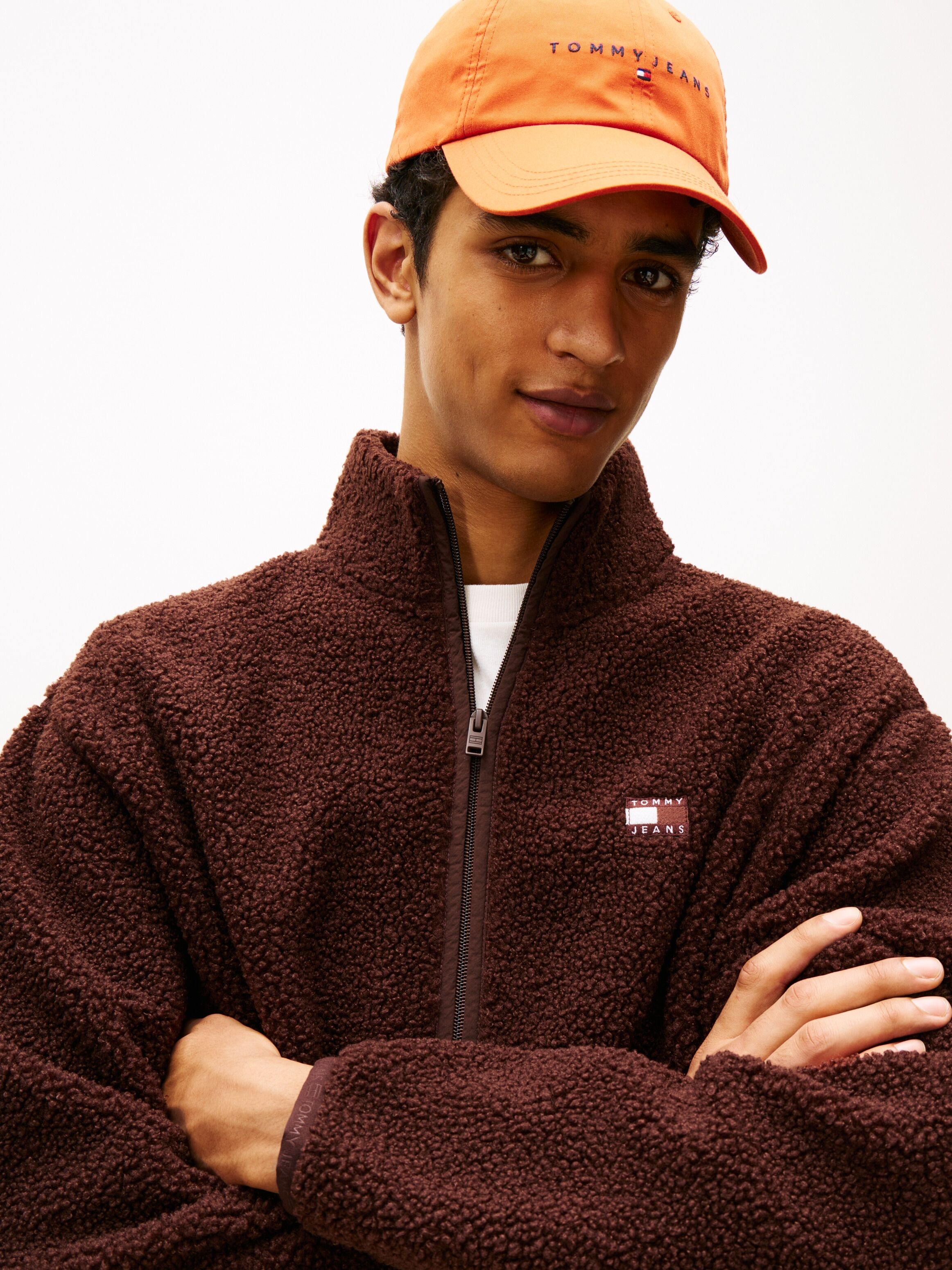 Sweatjacke TOMMY JEANS "BADGE TEDDY", Herren, Gr. XXL, braun (rich braun), Sweatware, Obermaterial: 100% Polyester, unifarben, relaxed fit normal, Rundhals, eingesetzt Bündchen, Sweatjacken Sweatjacke, Relaxed fit, Teddy-Fleece, Stehkragen rich braun XXL