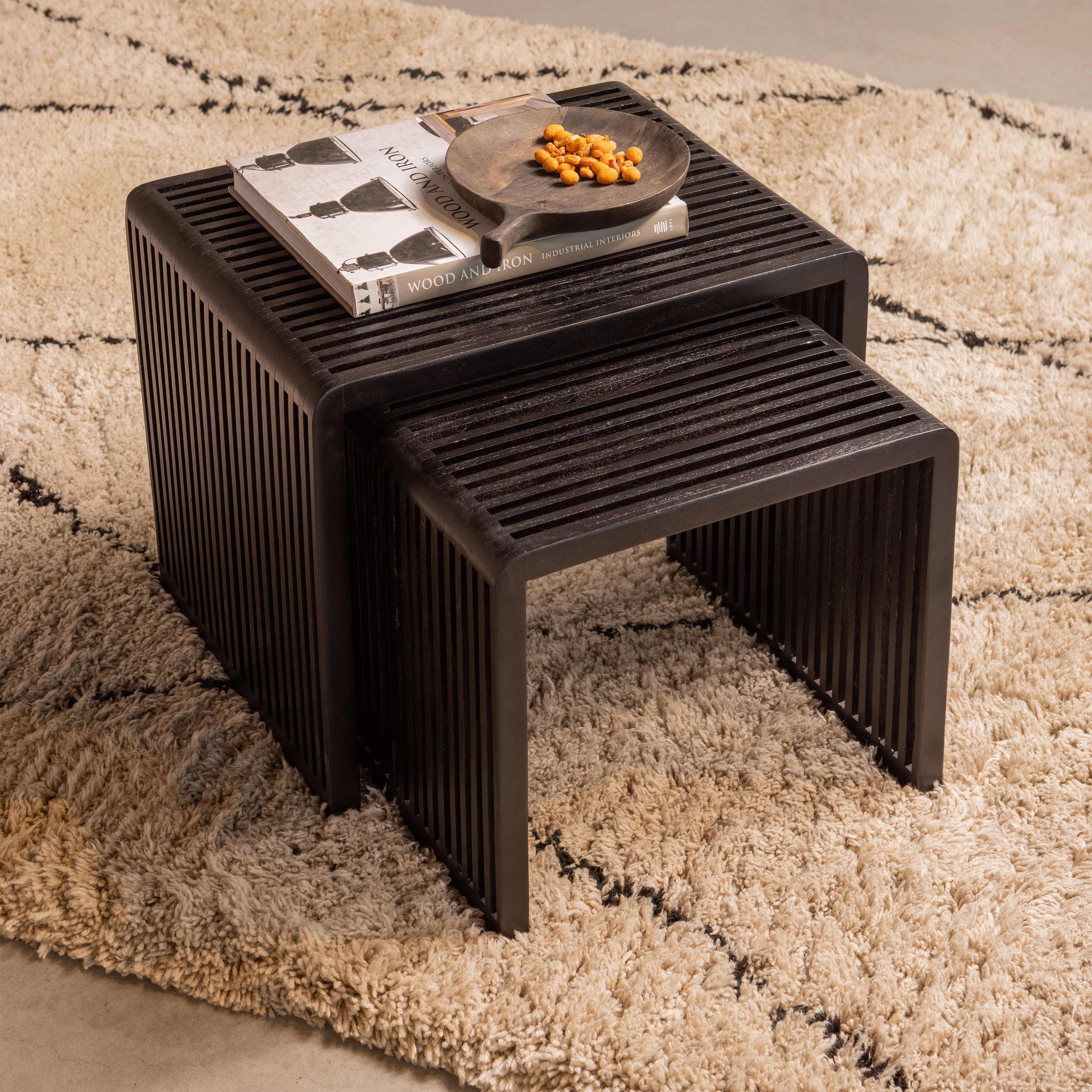 Beistelltisch WOOOD "Willa aus Teakholz, organische Formgebung 50x43,5x40 / 40x38x35 cm", schwarz, B:50cm H:40cm T:43,5cm, Tische, Beistelltisch, 2er-Set, Tragkraft 15 kg, recyceltem Teakholz farbig behandelt schwarz B/H/T: 50cm x 40cm x 43,5cm