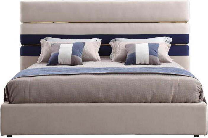 Modern tweepersoonsbed met houten frame in beige
