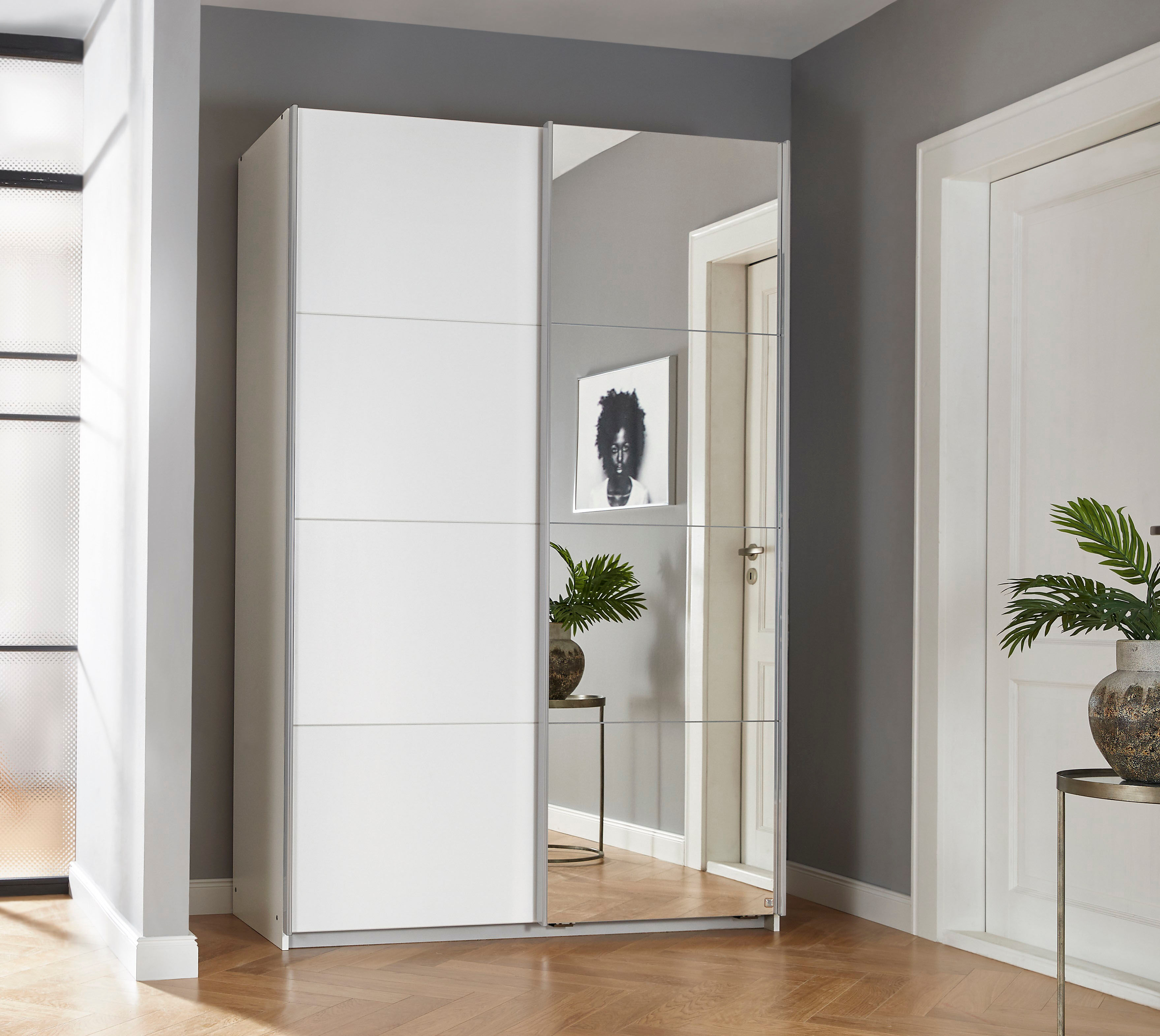 Schwebetürenschrank GOODPRODUCT "Kleiderschrank Schrank Garderobe Schlafzimmerschrank THANOS", weiss (alpinweiß mit spiegel), B:136cm H:210cm T:62cm, Holzwerkstoff, Schränke, Schwebetürenschrank, Optional mit Spiegel, Metall-Griffleisten alufarben MADE IN