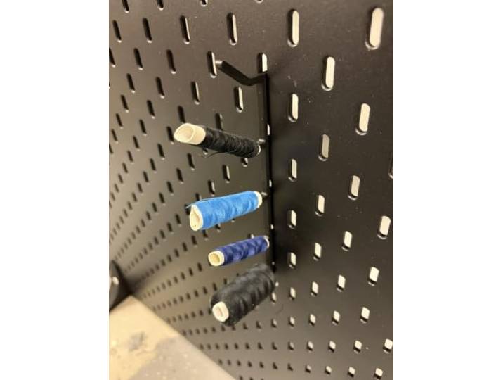 Lot de 2 porte-bobines de fil à coudre pour 5 bobines de fil (2 x 5) - Compatible avec le mur perforé IKEA SKADIS - Organisateur pour accessoires de couture et salle de couture - Noir