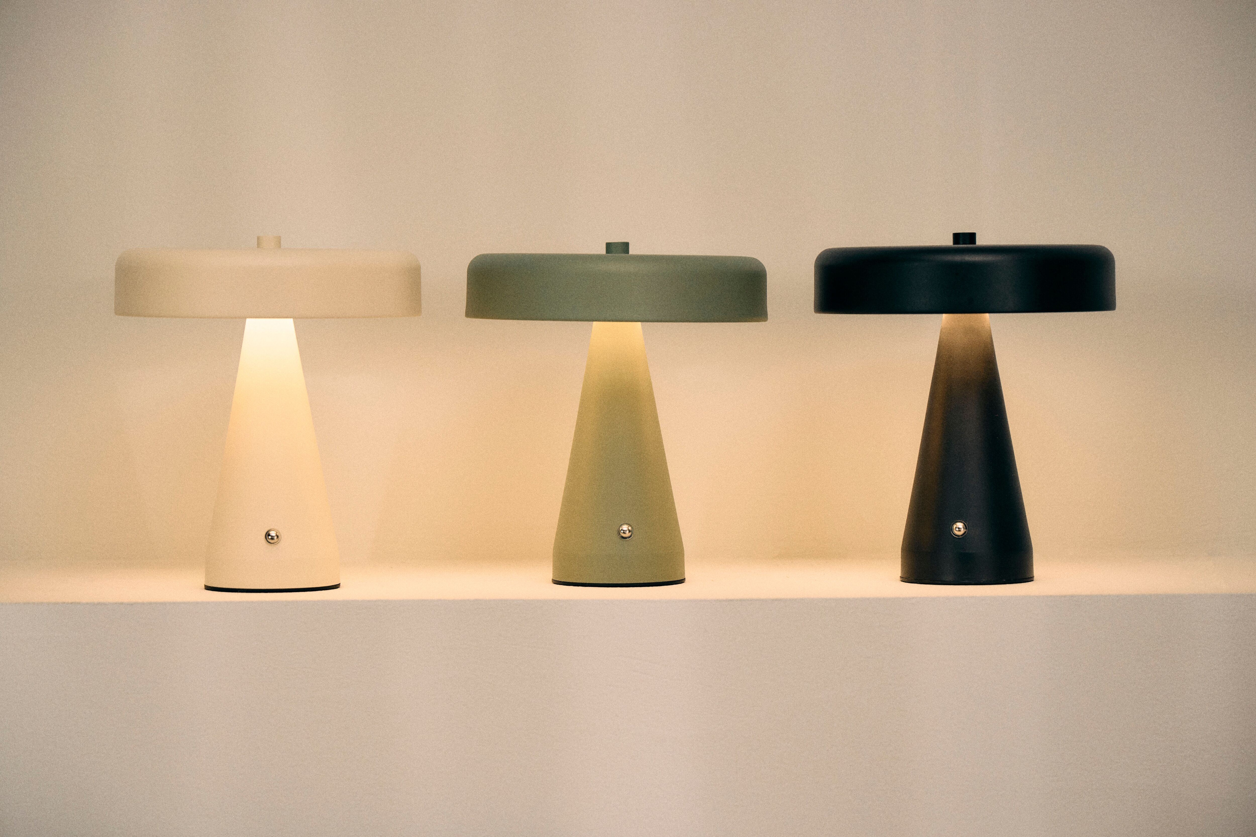 HOMSY BY ANA JOHNSON LED Tischleuchte "NORVA Akkutischleuchte", schwarz matt, Ø 18cm H: 20cm, Leuchten, Akku-Tischlampe USB-C, CCT, wiederaufladbar, Akku, dimmbar, LED Tischleuchte schwarz matt Ø 18cm H: 20cm