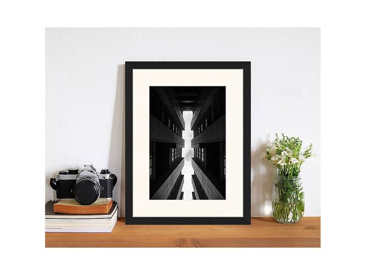 Tableau déco Tall Buildings in City Cadre : hêtre massif verni Revêtement : plexiglas / Passe Partout Noir 33 x 43cm