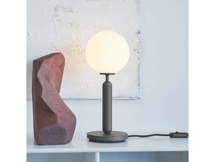 Miira Lampe de Table Gris Roche/Blanc Opale - Nuura Miira Table Nuura Aps - Salon / séjour - Design - Métal - Boule
