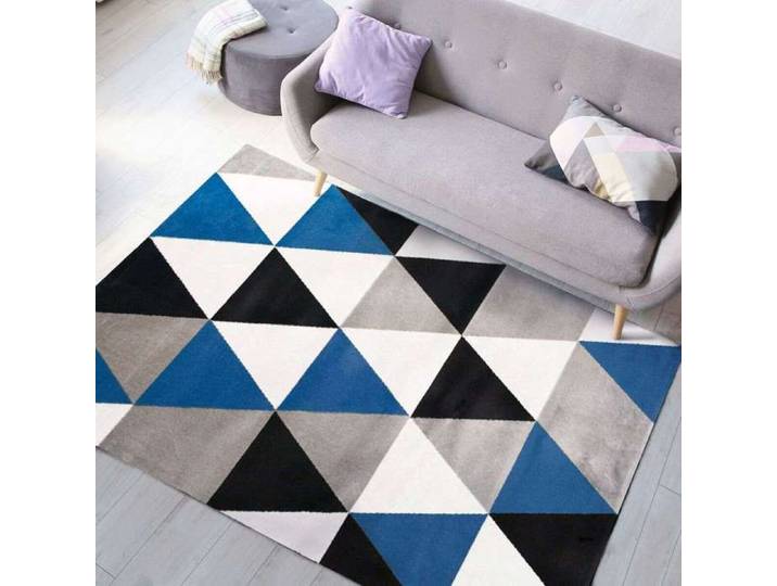 Tapis toucher laineux motif triangles bleu 150x220