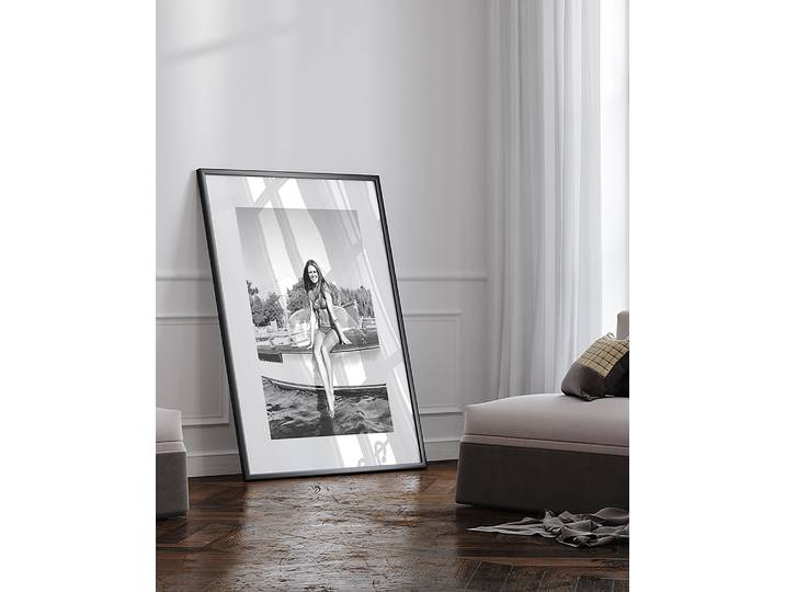 Bild Brigitte Bardot Posing Rahmen: Massivholz Buche, lackiert Abdeckung: Acrylglas Schwarz/Weiß 73 x 93cm