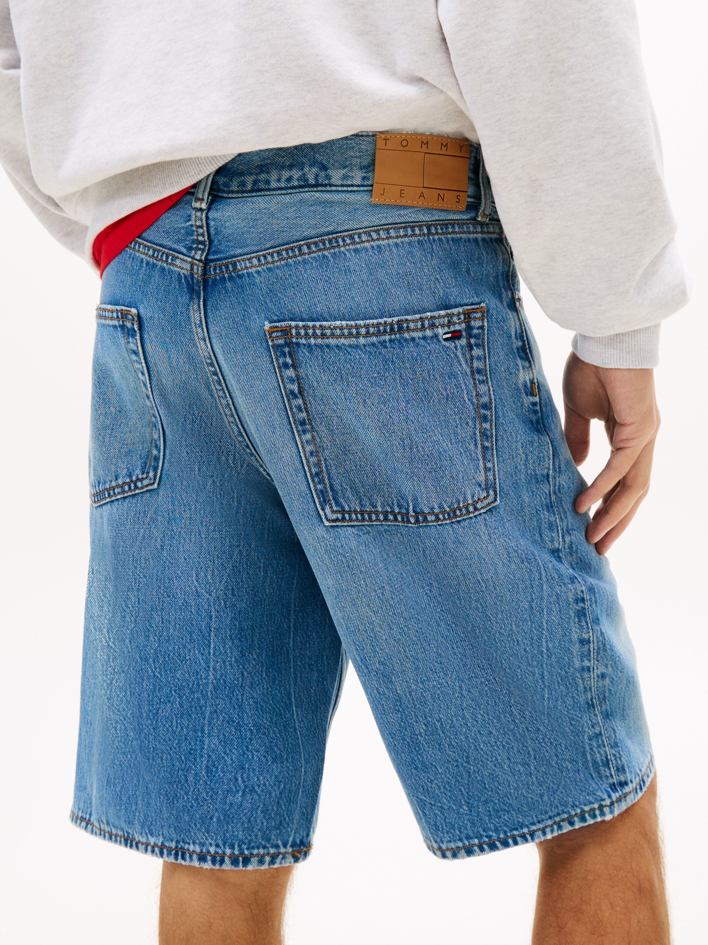 Shorts TOMMY JEANS "JAIMIE RELAXED", Herren, Gr. 38, N-Gr, blau (denim medium), Denim/Jeans, Obermaterial: 71% Baumwolle, 29% Lyocell, unifarben, relaxed fit kurz, Hosen Shorts, Relaxed fit mit Taschen