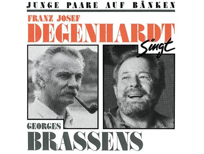 JUNGE PAARE AUF BÄNKEN