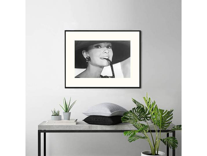 Tableau déco Audrey Hepburn Sunglasses Cadre : hêtre massif verni Revêtement : plexiglas Multicolore 82 x 62cm