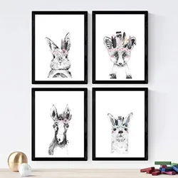 POSTER Set mit 4 „Tiere mit Federn und Blumen“ A4 Schwarzer Rahmen
