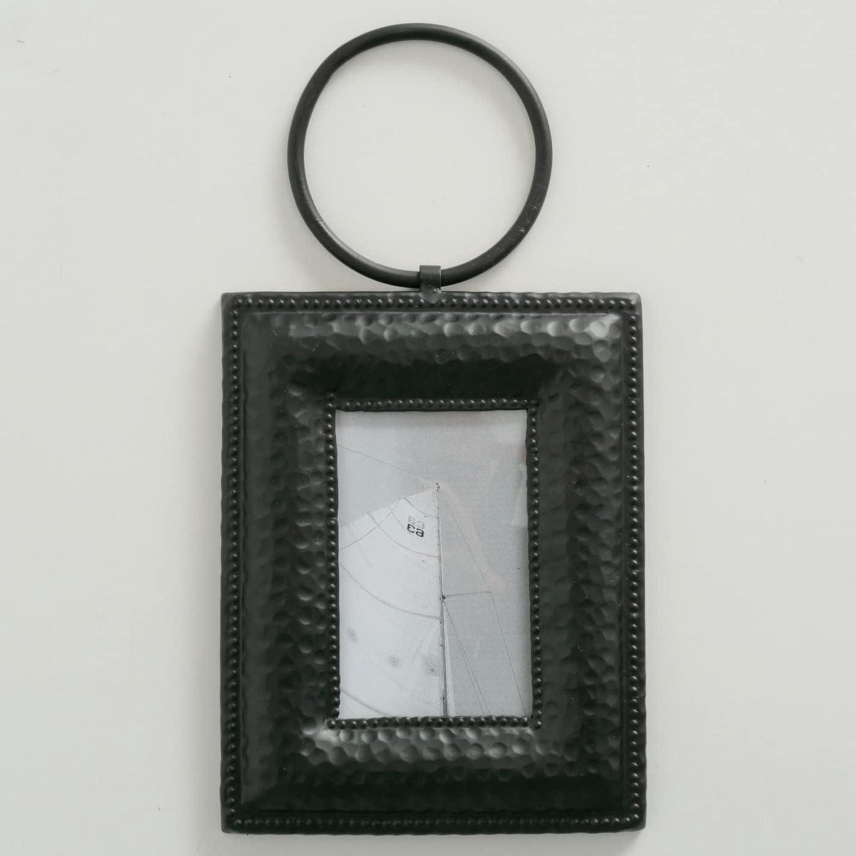 Zwarte aluminium fotolijst met gehamerde afwerking voor 10x15cm en 13x18cm