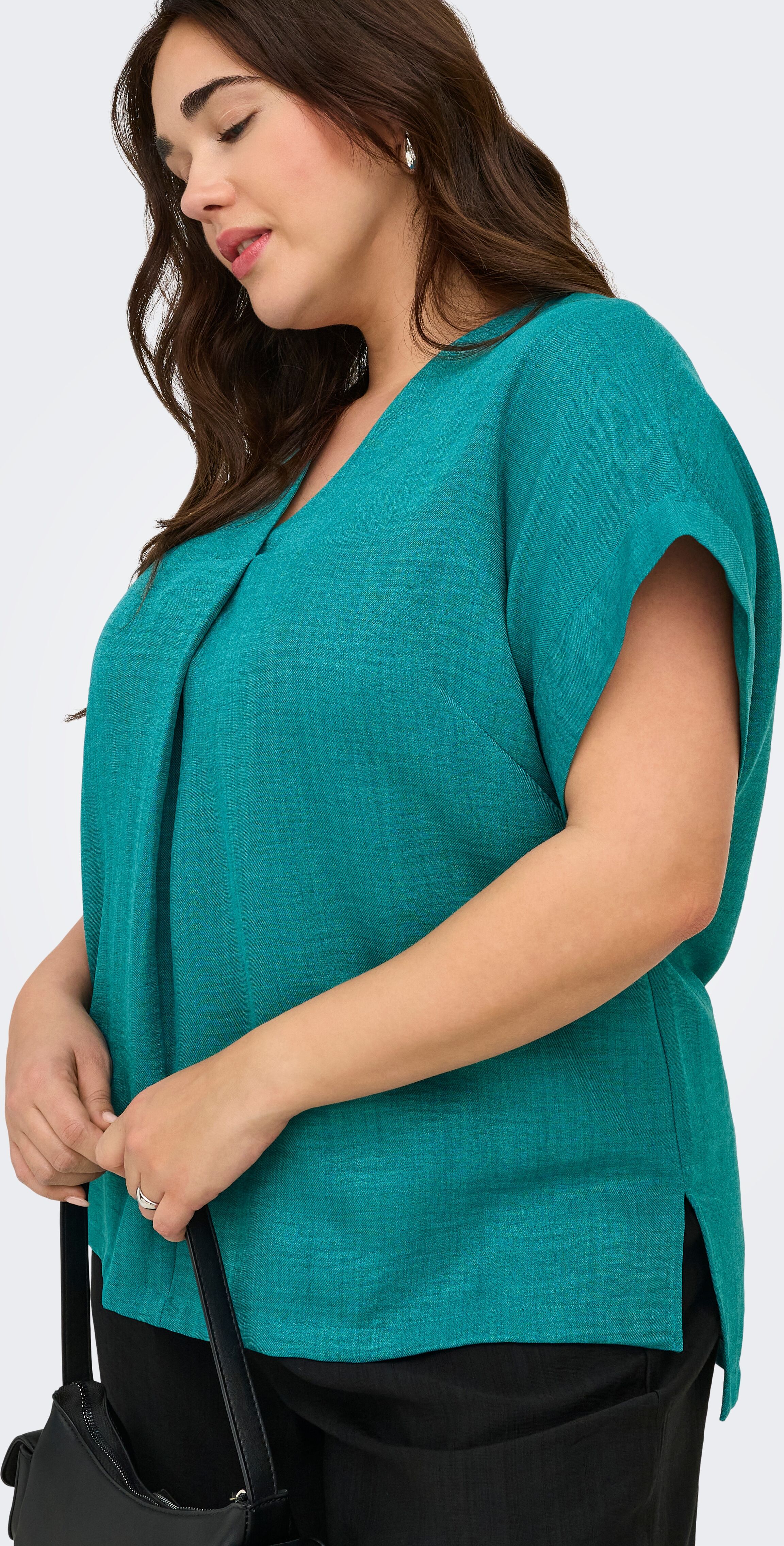 Kurzarmbluse ONLY CARMAKOMA "CARBAY S/S V-NECK TOP WVN", Damen, Gr. 42, grün (biscay bay), Web, Obermaterial: 100% Polyester, unifarben, hüftlang, V-Ausschnitt, Blusen Kurzarmbluse, Kunstfaser, regular fit biscay bay 42