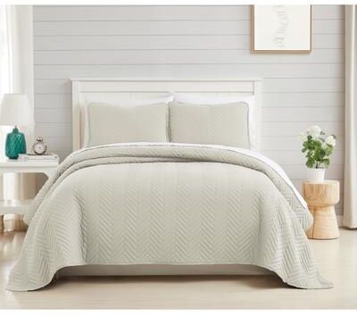 Southshore Fine Linens Solid Color Chevron Quilt Set