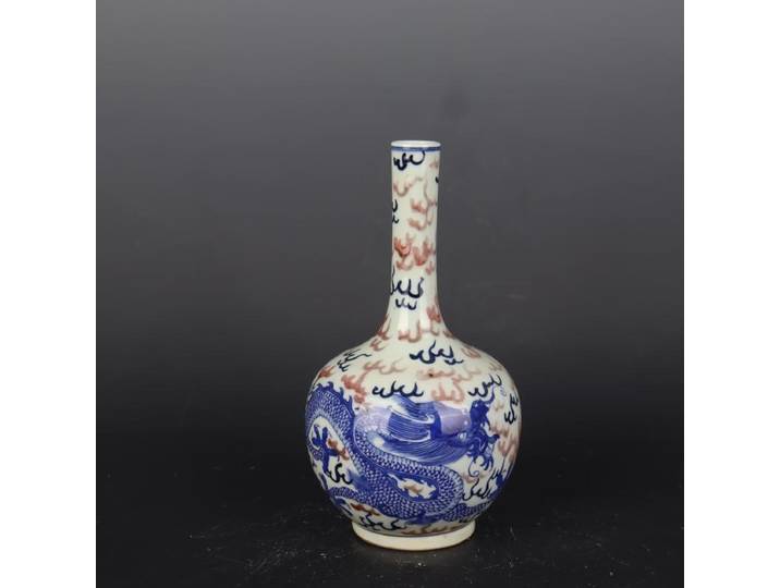 Vase vaut-of-the-ciel en porcelaine bleue et blanche de Chine exquise de 8,3 pouces avec glaçure rouge