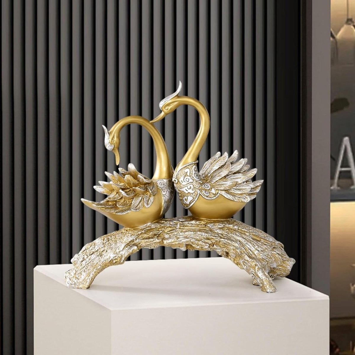 Romantisch paar zwanen beeldjes - Gouden dieren sculptuur voor decoratie - Hoogte: 36 cm
