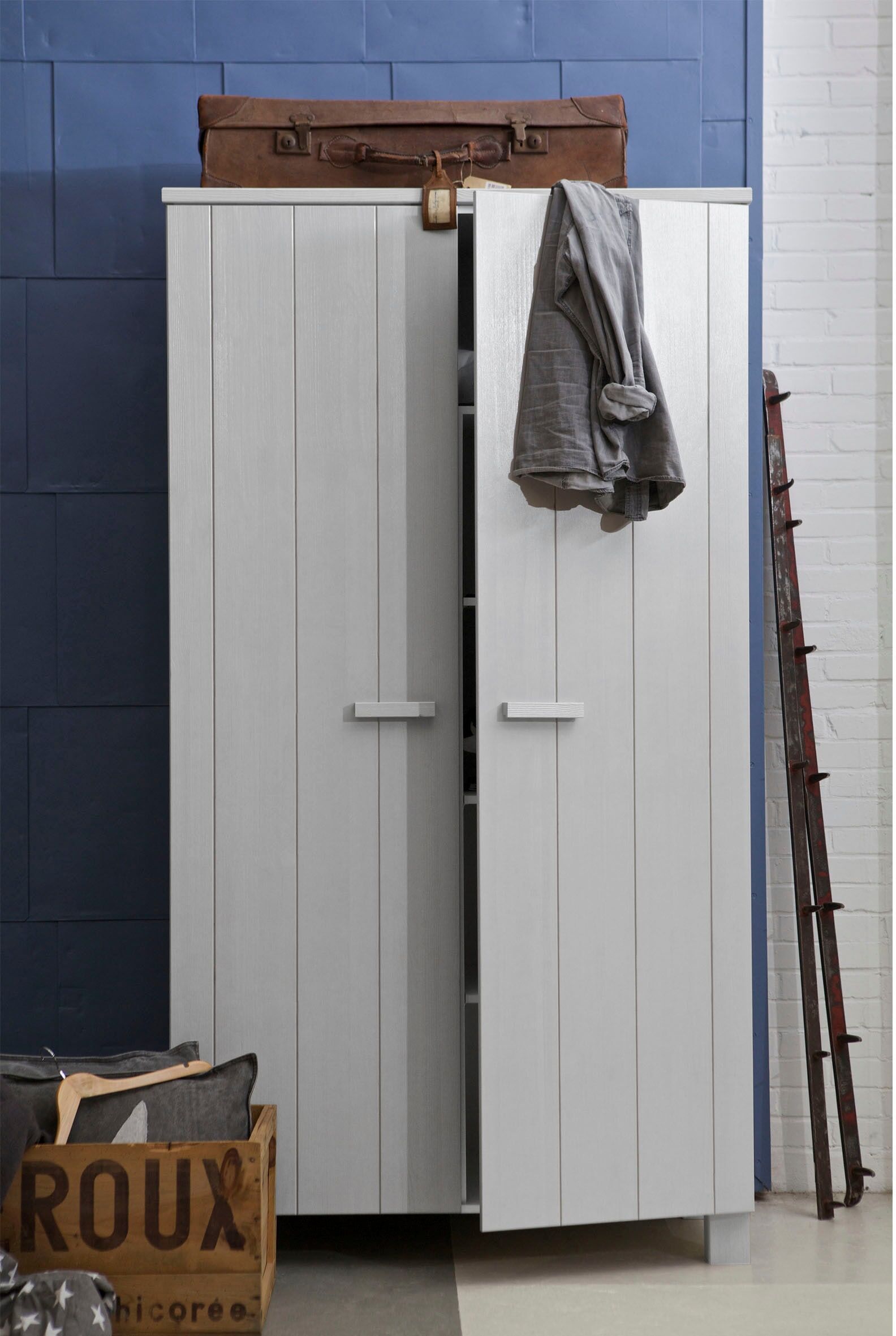 Garderobenschrank WOOOD "Dennis Mehrzweckschrank mit gebürsteter Oberfläche", grau (betongrau), B:111cm H:202cm T:55cm, FSC-zertifizierter Holzwerkstoff, Schränke, Garderobenschrank, FSC Kiefer massiv, gebürstet, Höhe 202 cm betongrau B/H/T: 111cm x 202cm
