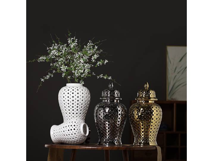 Vase en céramique doré ajouré avec couvercle, pot à gingembre, pot de rangement, vase à fleurs, pot de temple à motif treillis sculpté pour la décoration intérieure