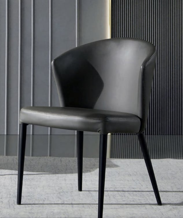 Stijlvolle zwarte houten eetkamerstoel voor een modern interieur