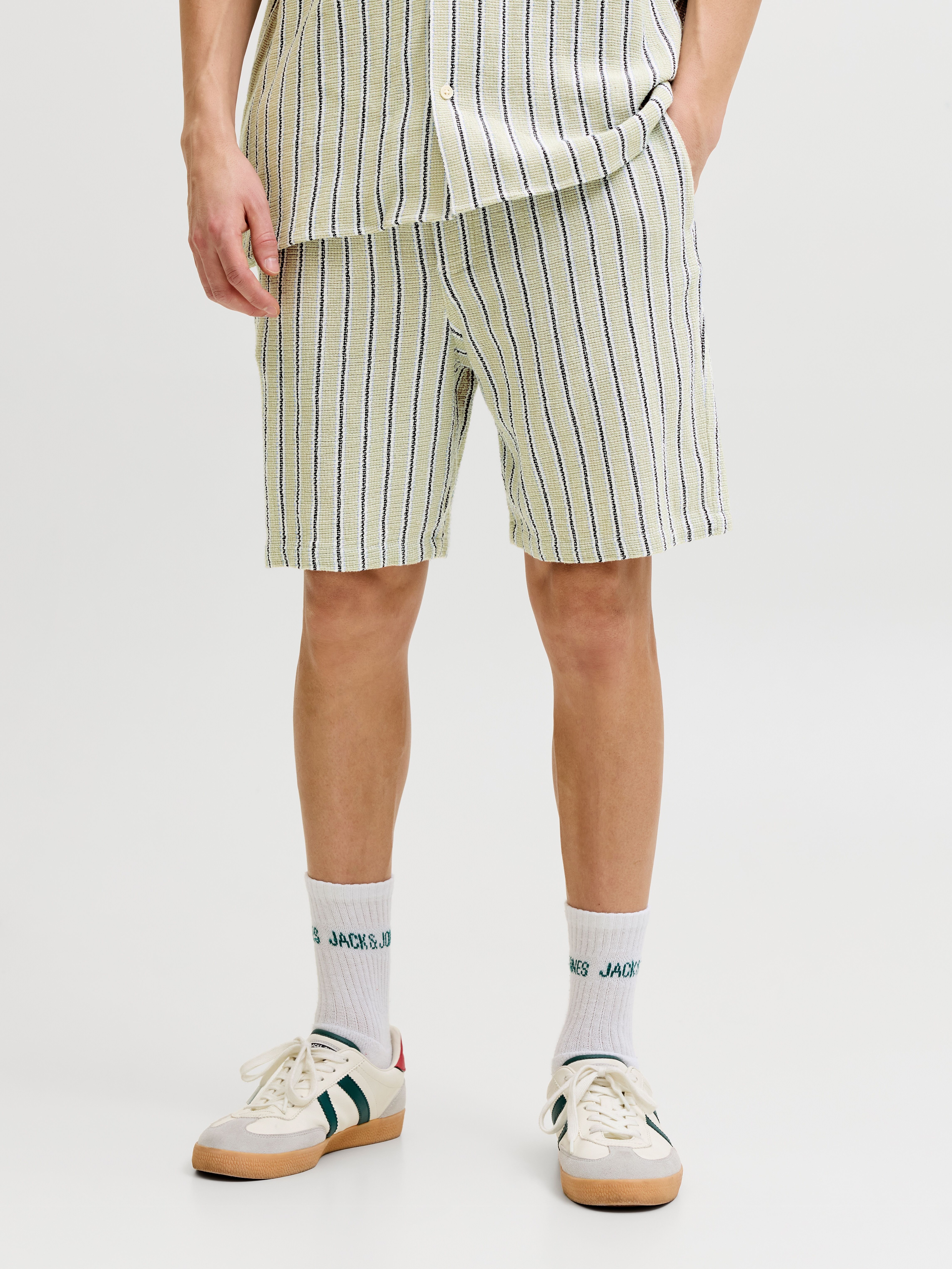 Sweatshorts JACK & JONES "JPSTJAIDEN COBA STRIPE JOG SHORT SRT SN", Herren, Gr. XL, N-Gr, beige (tea detail:stripes), Web, Obermaterial: 100% Baumwolle, gestreift, relaxed fit kniefrei, Hosen Sweatshorts
