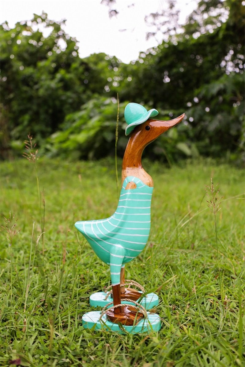 Houten eend Luca S turquoise voor op tafel