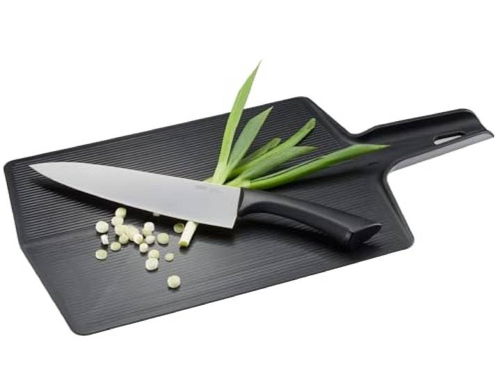 GEFU Klappbares Schneidebrett LAVOS - Faltbar - 46,5x25,5x2 cm Faltfunktion zum Umfüllen, klingenschonender Kunststoff mit Antirutschstegen, Softtouch-Griff & Aufhängeöse, Lebensmittelecht
