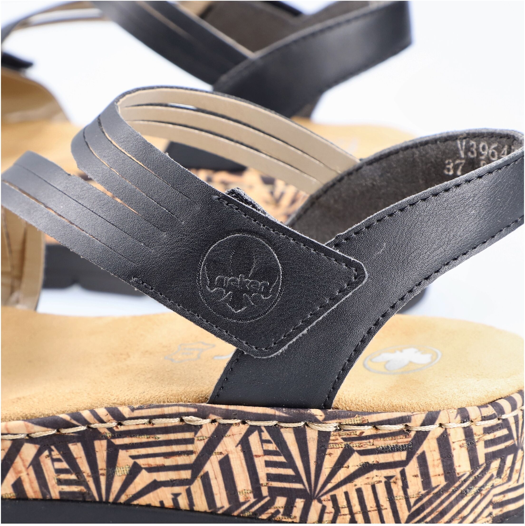 Keilsandalette RIEKER, Damen, Gr. 41, Synthetik, schwarz (schwarz, sohle schwarz), Lederimitat, Schuhe Keilsandalette, Sommerschuh, Sandale, Keilabsatz, mit gemusterter Plateausohle schwarz, sohle schwarz 41, Synthetik