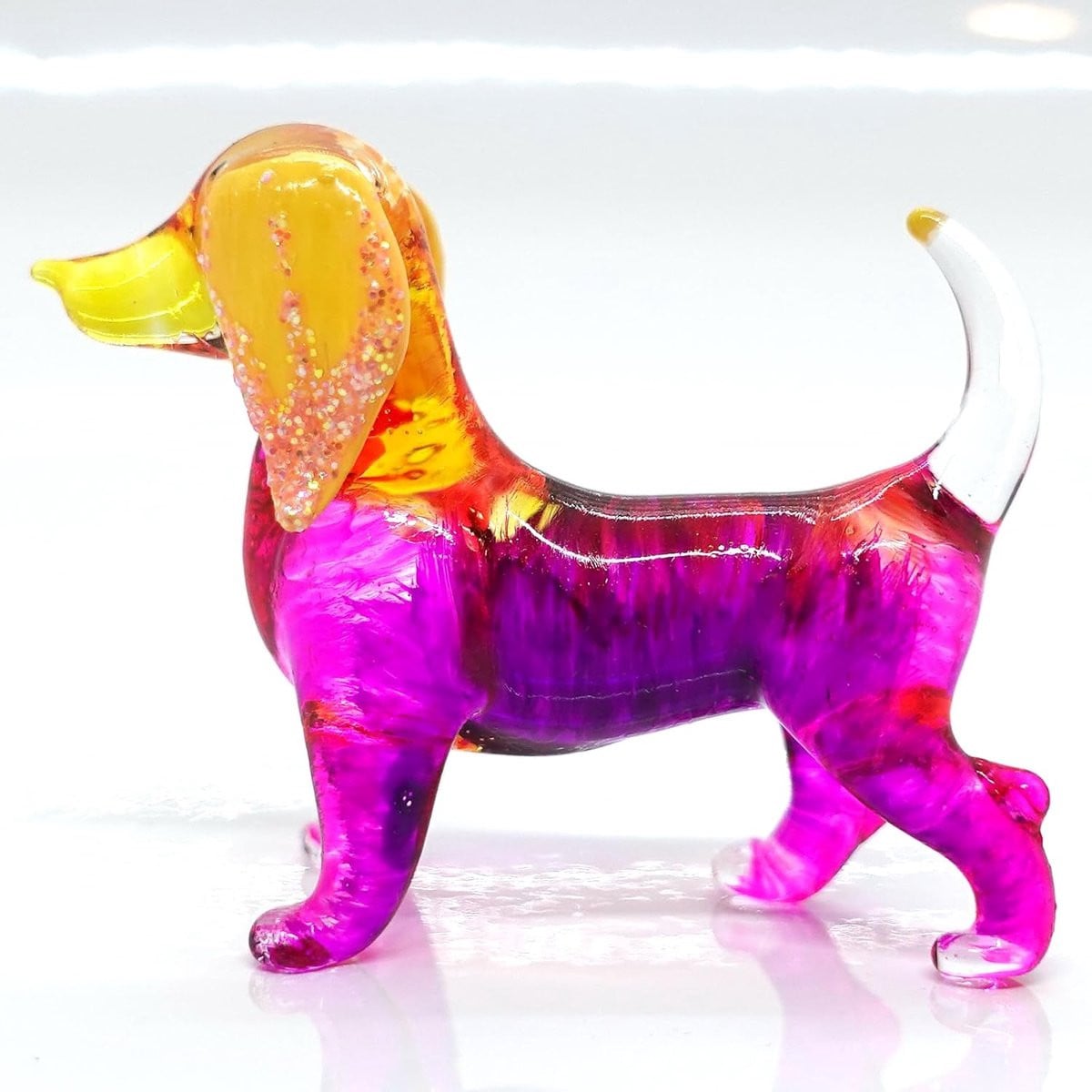 Handgeblazen glazen miniatuur teckel beeld in goud voor decoratie