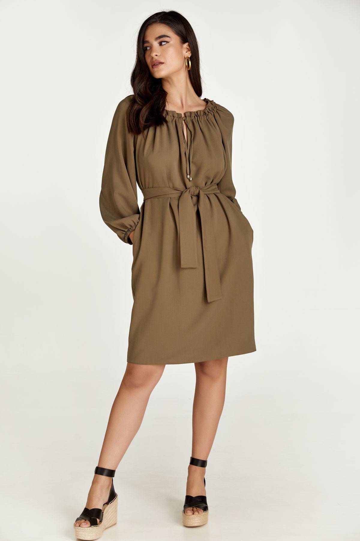 Olivgrünes Kleid mit Gürtel und Taschen