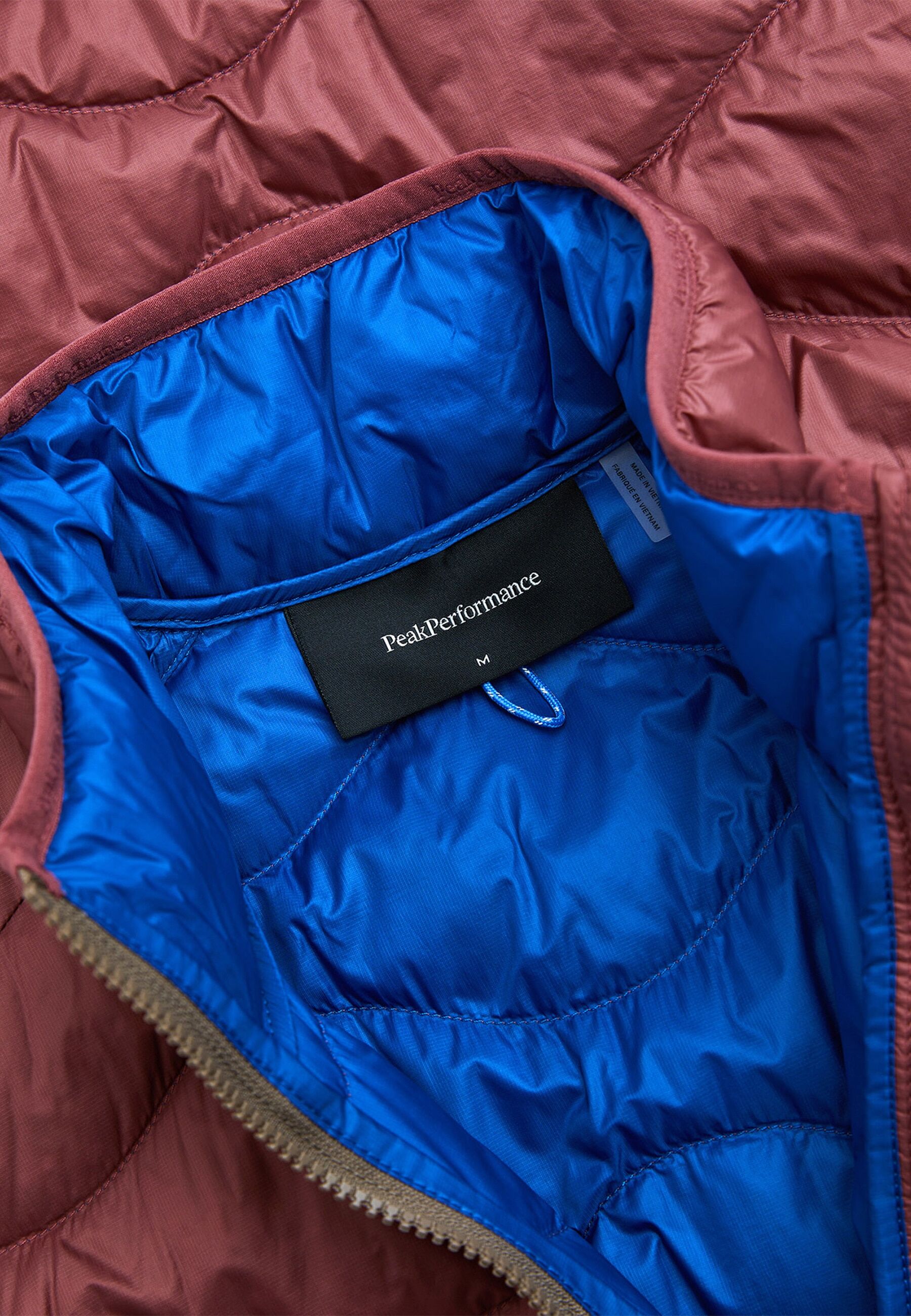Daunenweste PEAK PERFORMANCE "M Helium Utility Down Vest", Herren, Gr. L, braun (rotviolett), Material Füllung: 90% Entendaunen / 10% Entenfedern. Material Innen: 100% Polyamid. Material Kragen: 100% Polyamid. Material Oberstoff: 100% Polyamid., weit norm