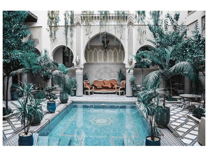 Glasbild Innenhof in Marrakesch image LAND