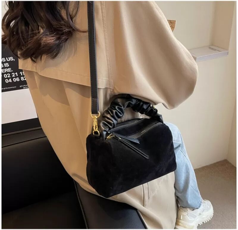 INF Elegante schwarze Plissee-Ketten-Umhängetasche - Vielseitige Handtasche für Damen