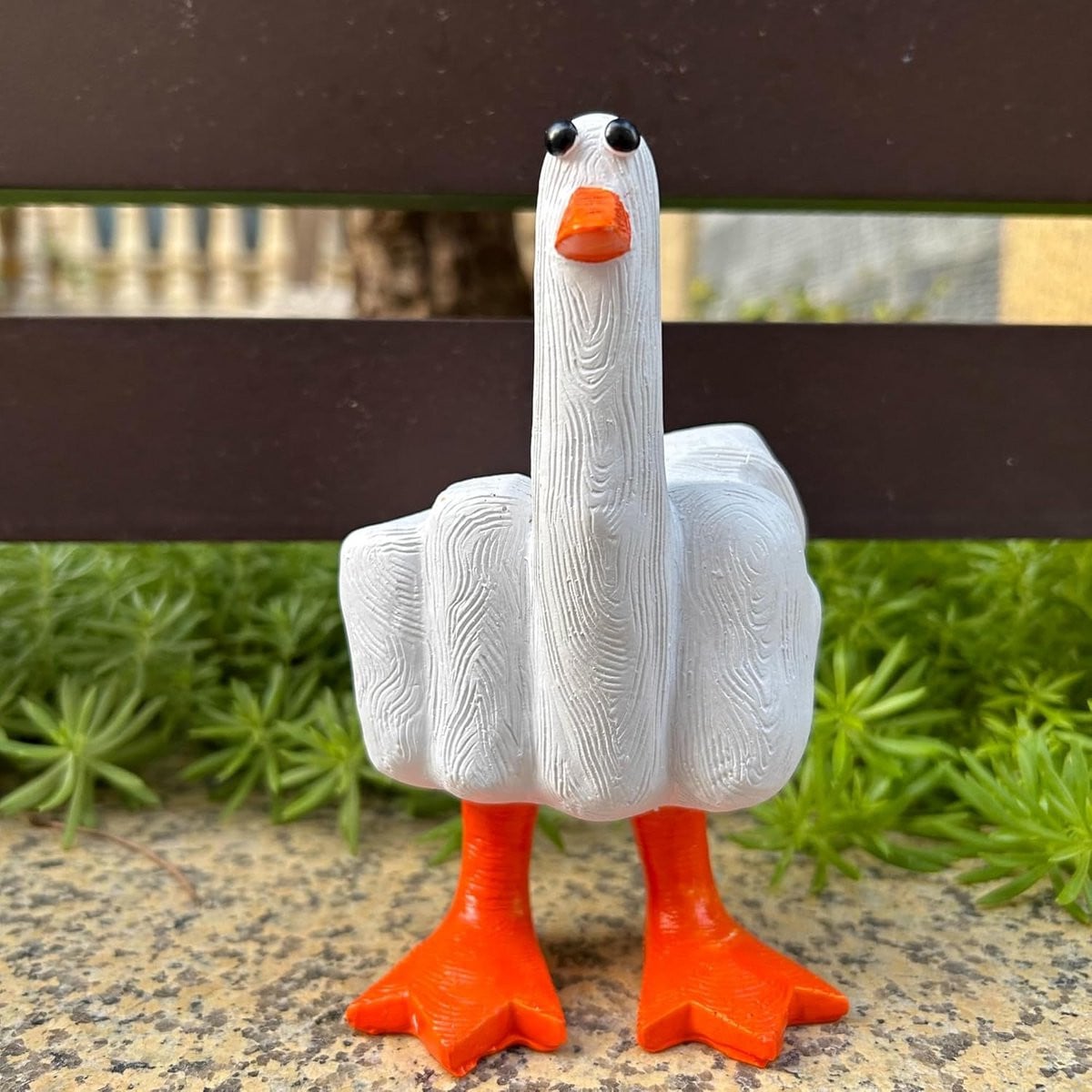 Grappig Eend Beeldje met Middelvinger - Unieke Kantoordecoratie en Cadeau voor Volwassenen