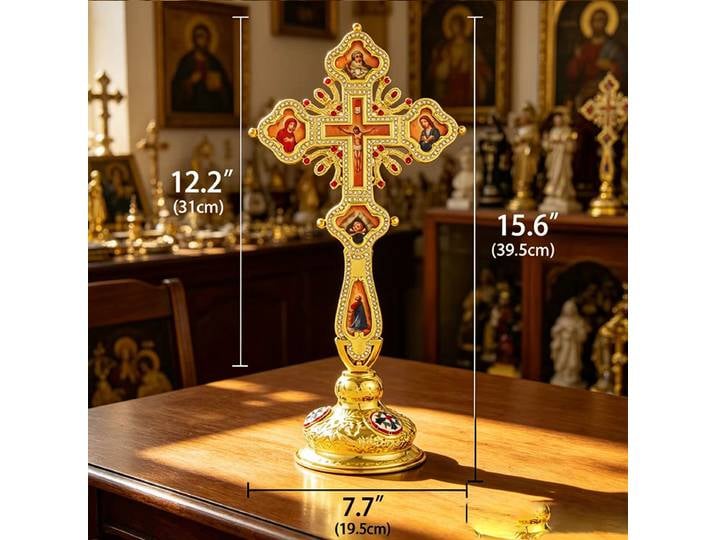 Croix orthodoxe plaquée or avec icônes émaillées et accents de cristal rouge pour l'autel de l'église chrétienne et la liturgie