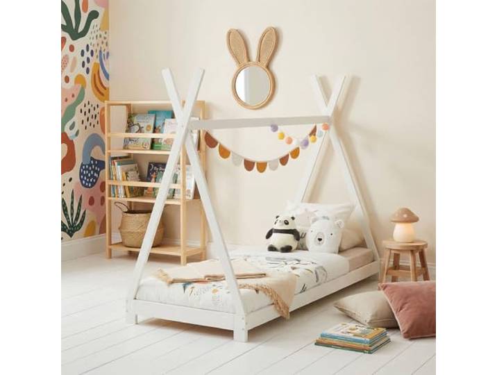 IDIMEX Tipi Bett ELIN aus massiver Kiefer in 90 x 190, Kinder Hausbett mit Dach, modernes Indianer Spielbett für Kinder, weiß lackiert