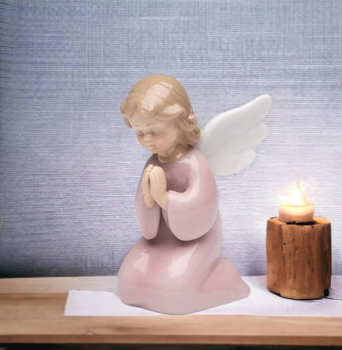 Porseleinen beeldje van een engel meisje voor op tafel