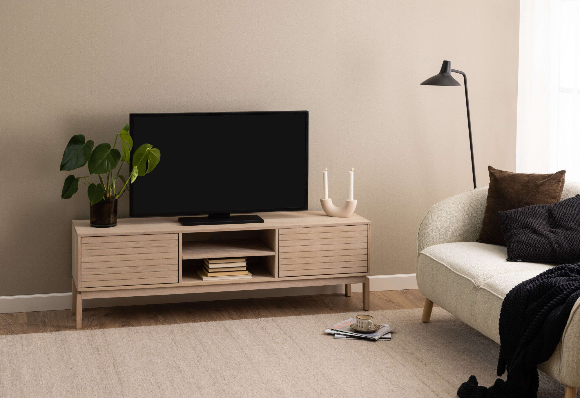 TV-Schrank ACTONA GROUP "Linley TV-Tisch, Lowboard, Fernsehtisch", weiss (weiß pigmentiert eiche), B:160cm H:50cm T:40cm, Schränke, TV-Schrank, Eichenfurnier, 2 Türen, 2 Einlegeböden, Lamellenfront, B: 160cm weiß pigmentiert eiche B/H/T: 160cm x 50cm x 40