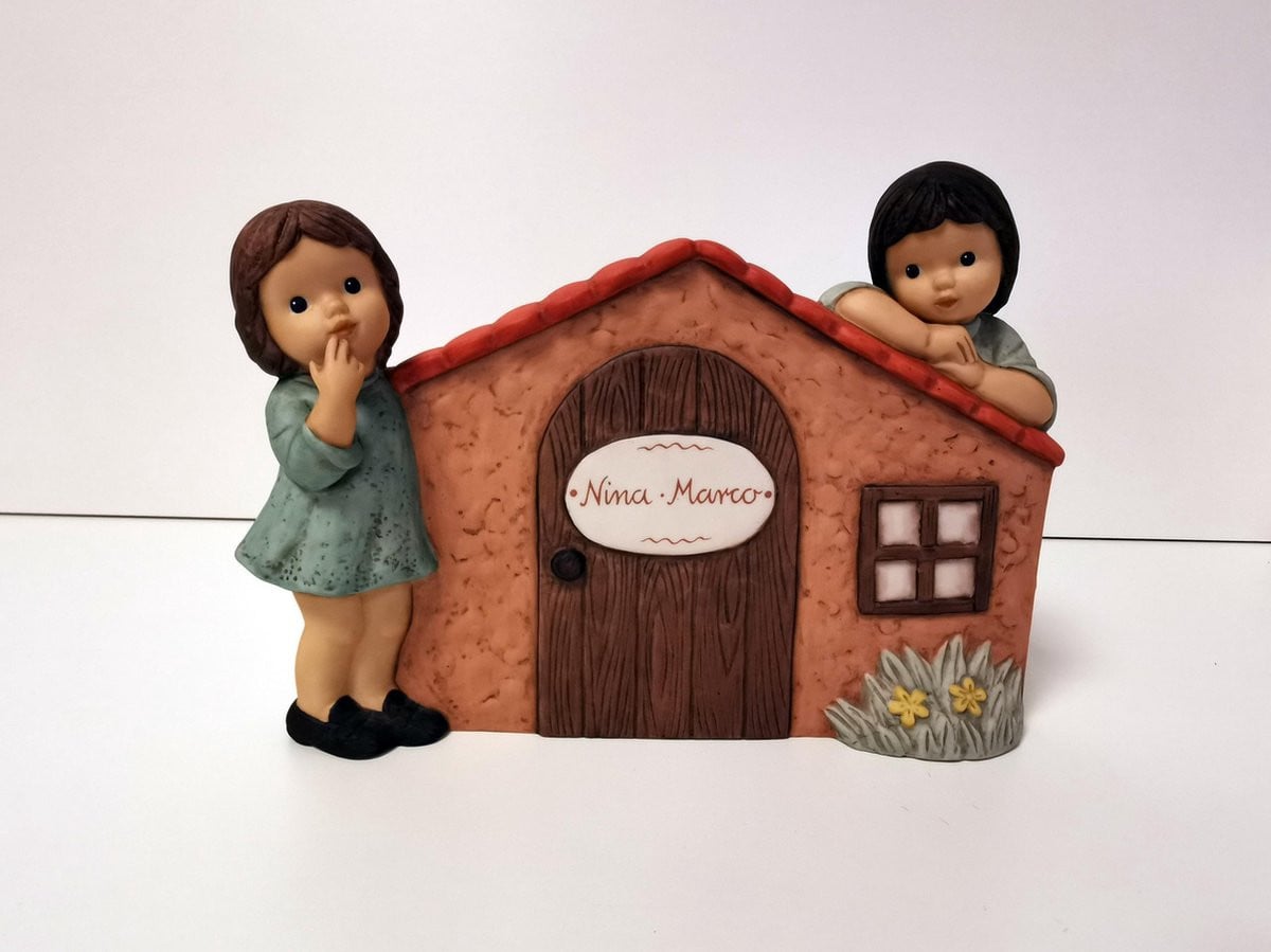 Goebel Beeld Kinderen bij huis N+M B/D/H: 22,5 x 17 cm