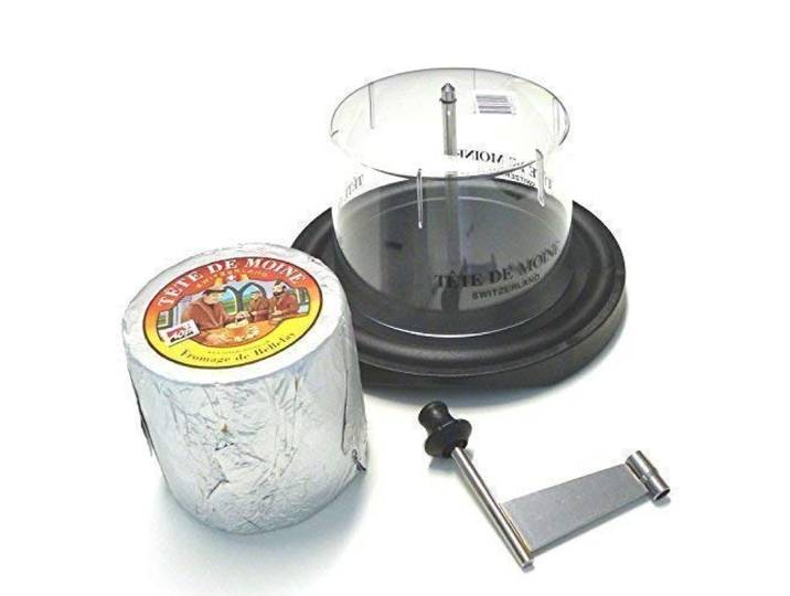 Girolle Schweizer Käsehobel Tradition mit Haube und ein Ganzer Laib 850g Tete de Moine AOP Käse