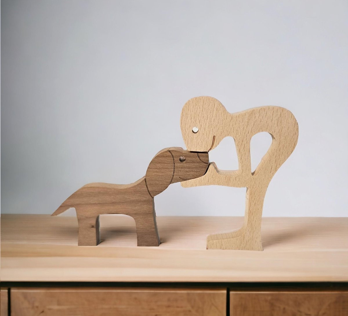Decoratief houten beeldje van een man met een hond in natuurlijk hout