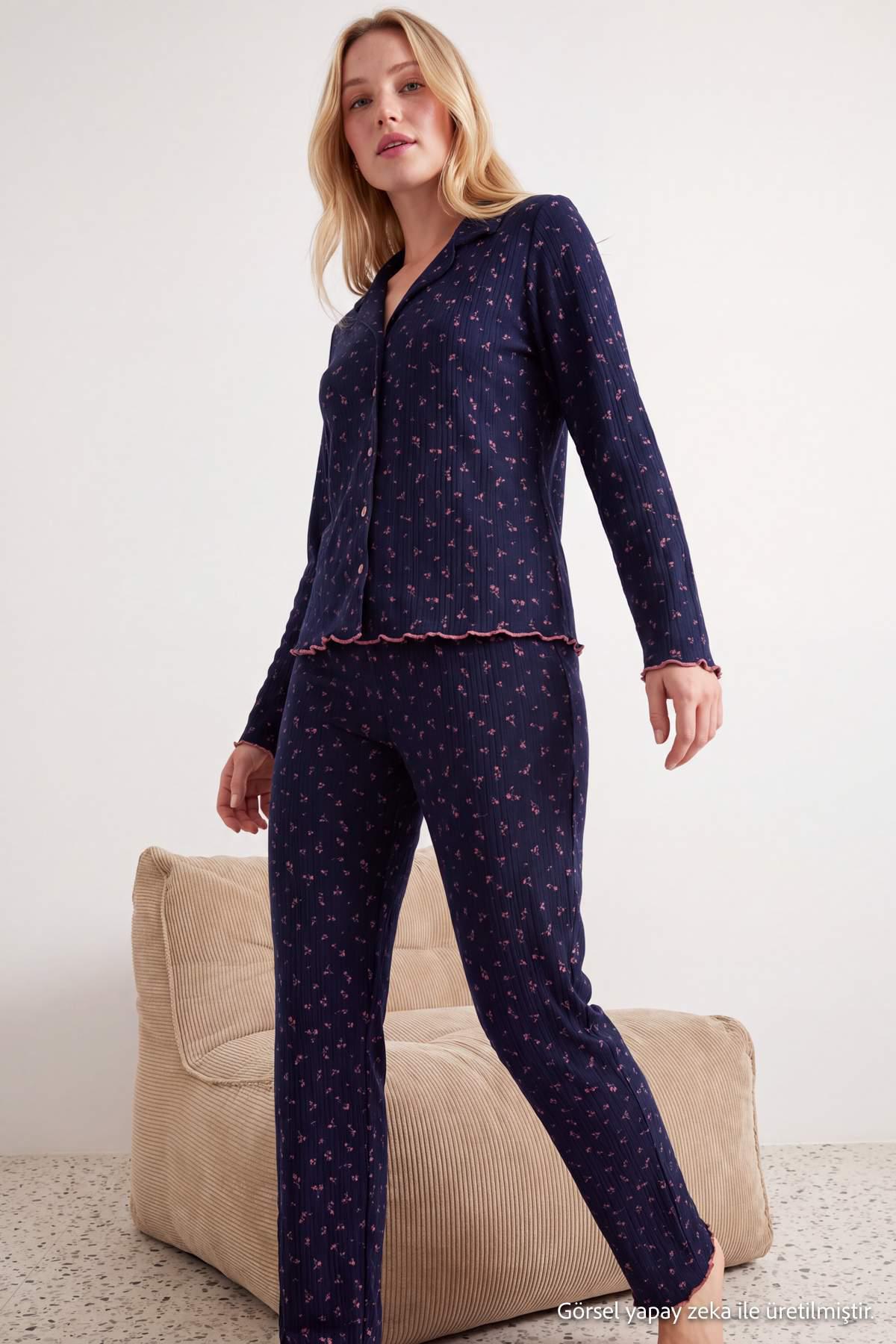 TRENDYOLMİLLA Damen 2er Pack Dunkelblau Geblümt Lang, Regular Fit Pyjama- Sets