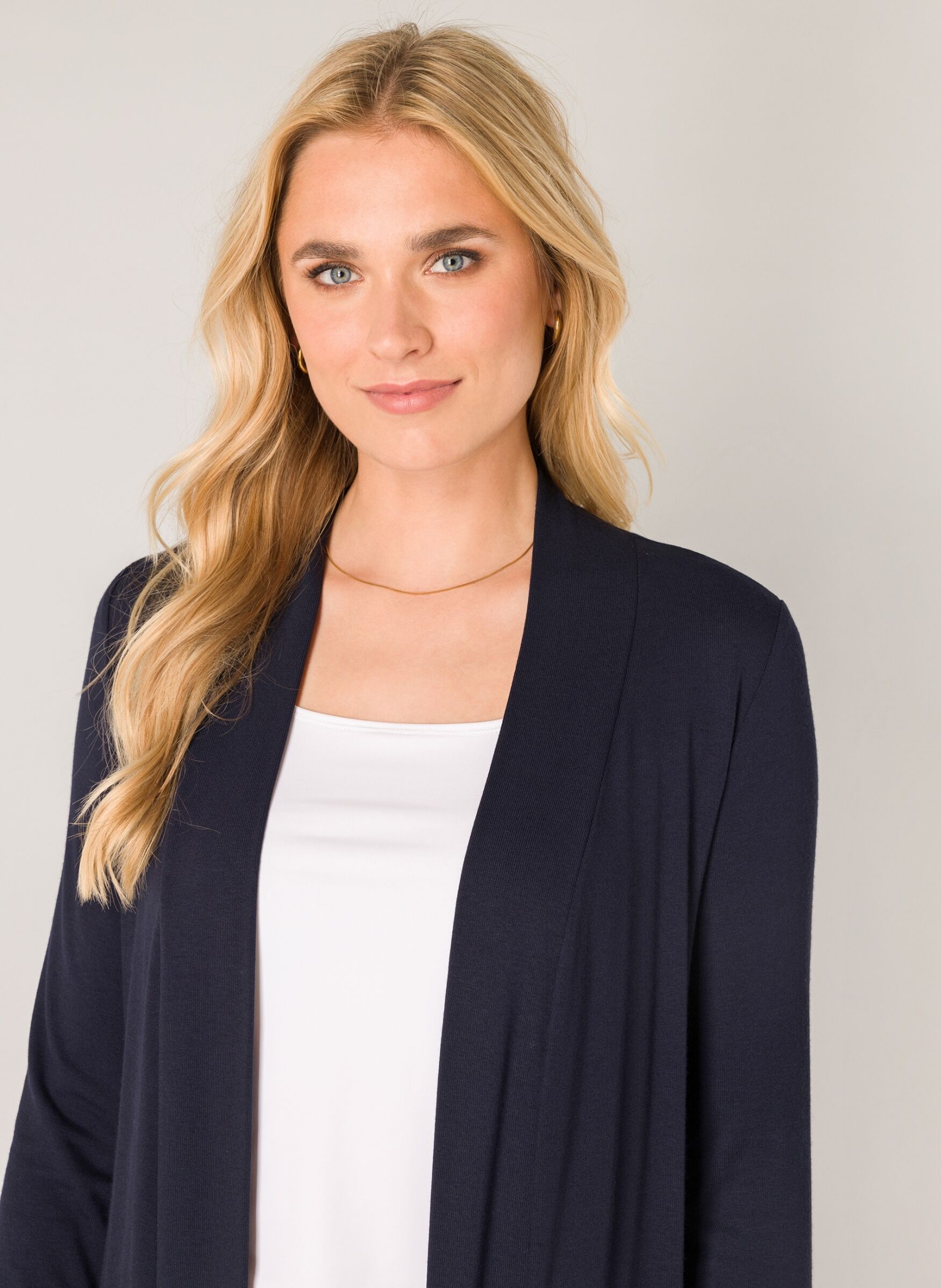 Strickjacke BASE LEVEL "Yayla", Damen, Gr. 36, blau (navy dunkelblau), Strick, Obermaterial: 94% Viskose, 6% Elasthan, unifarben, figurumspielend hüftlang, tiefer Rundhals, Rippbündchen, Strickjacken Strickjacke, In elastischem Feinstrick navy dunkelblau 
