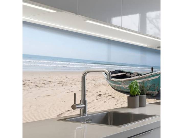KitchenYeah© Rückwand Küche Rückwandschutz Selbstklebend Spritzschutz 80x200 cm - Küchenrückwand Küchenfront Küchen Selbstklebende Küchenrückwände Boot - Sandstrand - Meer