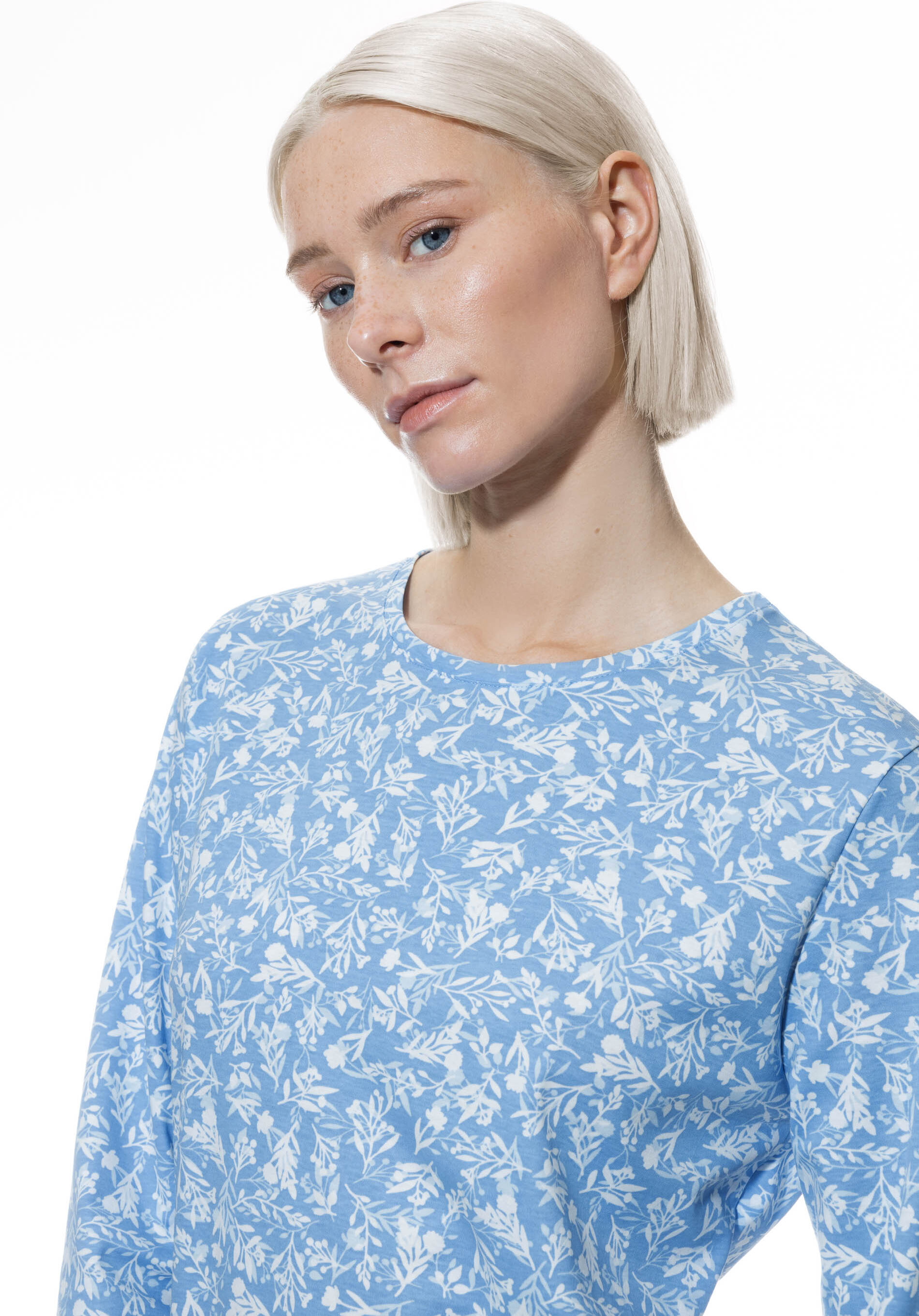 Nachthemd MEY "FLOWER MEADOW", Damen, Gr. 44, N-Gr, Langarm, Interlock, blau (blau silk), Interlock, Obermaterial: 100% Baumwolle, bequem knielang, Rundhals, Kleider Nachthemd, Floraler Print blau silk 44, N-Gr, Langarm, Interlock
