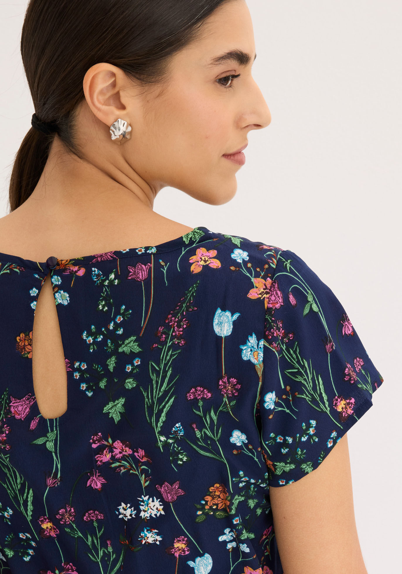 Shirtbluse BONPRIX, Damen, Gr. 40, bunt (mitternachtsblau geblümt), Web, Obermaterial: 100% Polyester, bedruckt, geblümt, regular fit hüftbedeckend, Rundhals, Blusen Shirtbluse, figurumspielende Passform, abgerundeter, hinten etwas längerer Saum mitternac